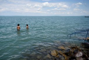 Vízmérce a siófoki kikötőnél 2023. június 14-én délelőtt, amely szerint itt a Balaton vízszintje 119 centiméter. A tó átlagos vízállása meghaladta a 120 centiméteres szabályozási szintet, így egyes déli parti települések védelme érdekében június 13-án megkezdődött a vízeresztés. MTI/Vasvári Tamás